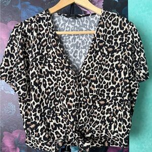 ✨VERO MODA Leopard Print V-Neck Short Top